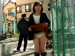 fille japonaise chatte clignotant dans les rues publiques