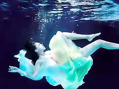husbun wife inbed underwater model
