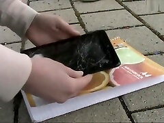 4 adolescentes écrasent tablette avec des baskets à la poussière et a ri fort