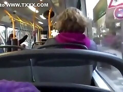 Meine Freundin und ihre Stiefmutter blasen im Bus