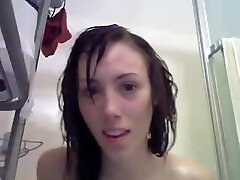 Amateur brunette masturbating in the shower