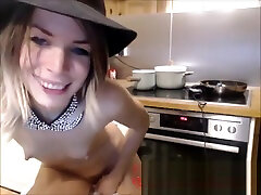 Sexy blonde cowgirl masturbates on livecam!