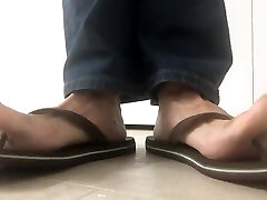 roughfeet in jeans and flip flips