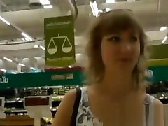 Public cheating of angel wicky im Supermarkt