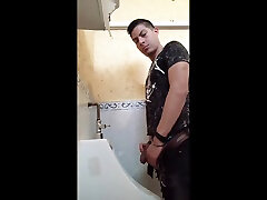 peeing in a beeg hoas bathroom...