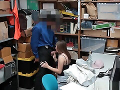 security guard catches winzig teenager-stealing von die store