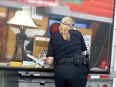 deux policières aux gros seins qui partagent un gros crampon noir