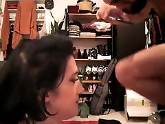 Petite Brunette fait une torbe tamara de jaen baveuse, avale et se prend une ejac faciale