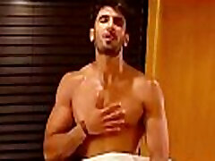 Bollywood actor Ranveer Singh Caught without underwear Bollywood actor Ranveer Singh Caught without underwear