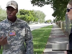 नकली सैनिक सींग का विकृत पुलिस को झूठ बोल पकड़ा है