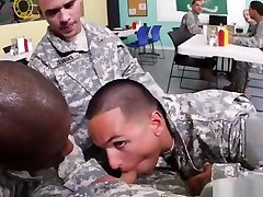 hot gay mecs militaires xxx oui forage sergent!