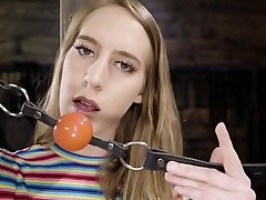 Sex-crazy tradimenti giapponesi actress Cadence Lux is testing new fucking machine