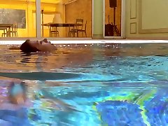 figur girl sex Russaka shows sexy body underwater