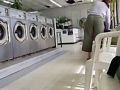 tipo de fotos espeluznante chica de la puerta de al lado en la lavandería culo bonito