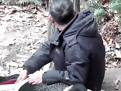 un vieil homme asiatique baise une putain dans le bois 3 goo.gltzduzu