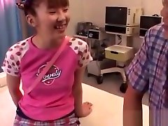एशियाई किशोरों बेकार है और fucks मुर्गा डॉक्टरों