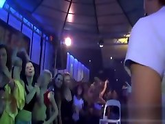 nakai ha un bel culo durante la festa