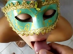 chicas muy cachondas drinking - Beautiful masked blonde swallows piss