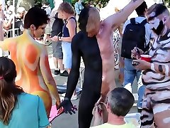 joven cuerpo desnudo pintura en público