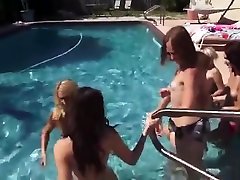 sex party sex video mettant en vedette trixie star, nadia cox et mimi rayne