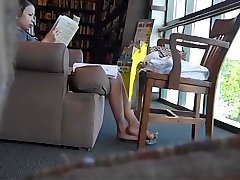 Candid girl shows on cam Feet in Flip Flops and Bare 2010 pt 1