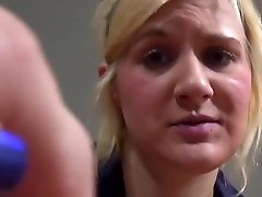 la figlia del femdom domina il patrigno con il collare durto
