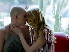skinhead lesbienne baisée par les doigts orgasmes