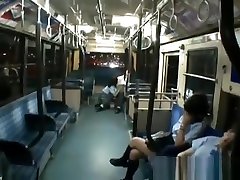 школьница сосет спящий деловой человек член на ночном автобусе