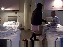 paciente asiático follando su obligatorio con un juguete sexual