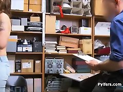 big tit verdächtigen würgen auf patrouille, damit sie frei gehen kann