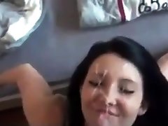 Sie bekommt cum auf ihrem Gesicht und will danach gefickt.