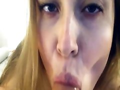 busty bruna ha ottenuto una performance bosomy dal vivo in cam