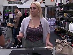 Big toplu friend blonde Nina Kay pawns a gun - XXX Pawn