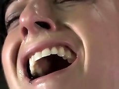 collared sub viene punito con un bastone
