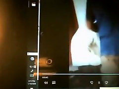 starnutire e arraparsi mentre si guardano i adolescenti