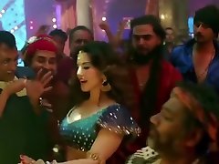 sunny girl afraid sex first time tries to seduce shahrukh khan whike his wife is away