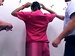 sexy girl strip perquisita davanti a 2 agenti in prigione