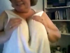 nancy matura che gioca con le sue tette in webcam
