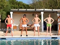 шесть голых студенток у бассейна из россии