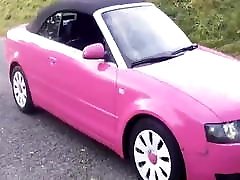 Gorgeous girl fingers her pussy in her car