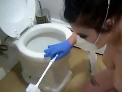 white gardenia -naked girl cleaning cuando una concha Coronavirus
