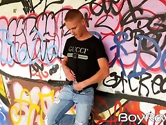 młody facet seachsolo boy pinoy się w publicznie w przed z graffiti ściany