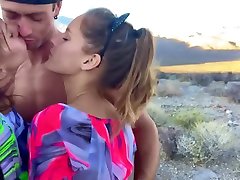 Two Las Vegas girls have butt homenaje on a mountain to avoid coronavirus