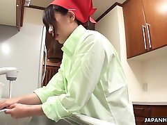 jolie fille japonaise du centre de femme de ménage aimi tokita fait le nettoyage sans culotte