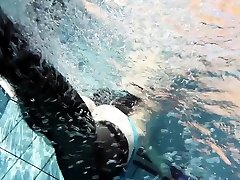 chaud hungarian adolescent dans la swimming piscine petra