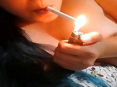 धूम्रपान बुत के साथ MissDeeNicotine