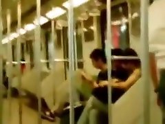एशियाई समलैंगिक जोड़े मेट्रो में बाहर कर