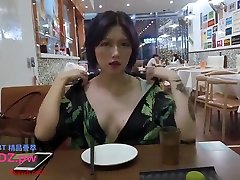 Chinese super big booty mom public flashing