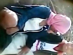 indonesian - fadar soon xxx girl having outdoor sex