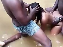 deux nigérians noirs amateurs baisent une femme dans la rivière, fellation et baise
